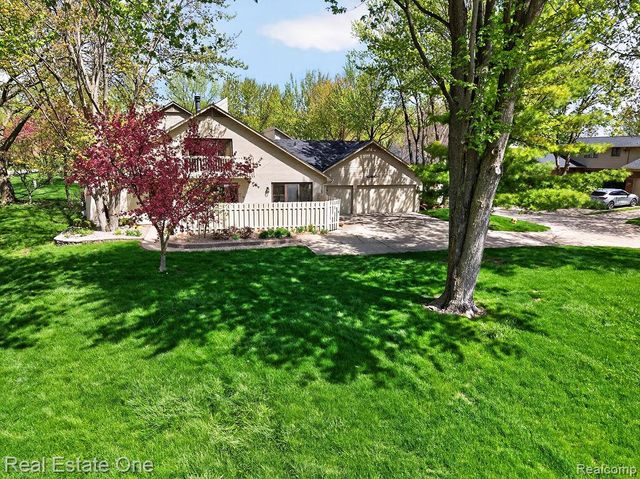 42660 Elizabeth Place, Clinton Township, MI 48038