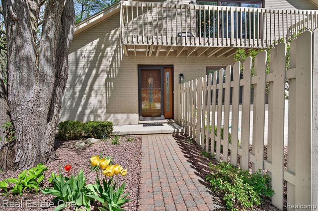 42660 Elizabeth Place, Clinton Township, MI 48038