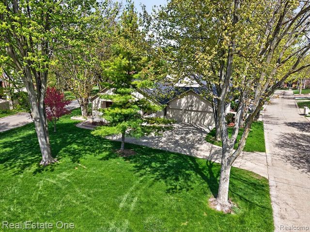 42660 Elizabeth Place, Clinton Township, MI 48038