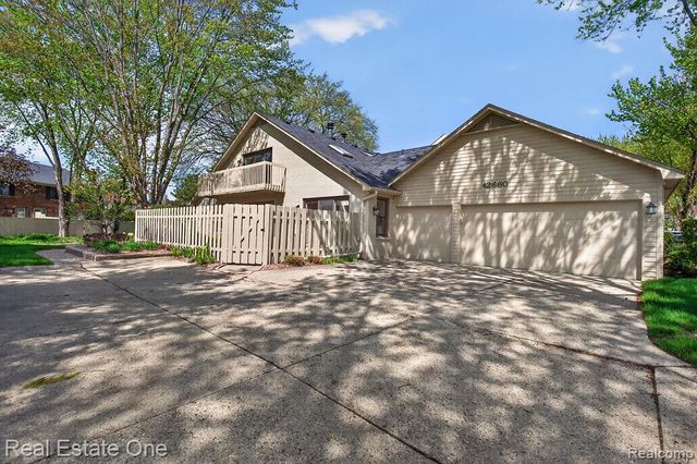 42660 Elizabeth Place, Clinton Township, MI 48038
