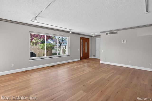 42660 Elizabeth Place, Clinton Township, MI 48038