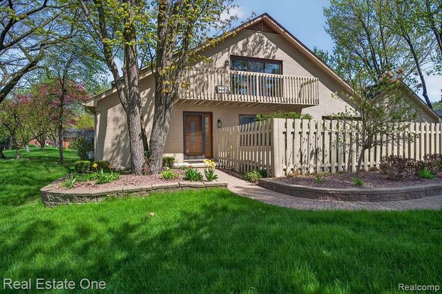 42660 Elizabeth Place, Clinton Township, MI 48038
