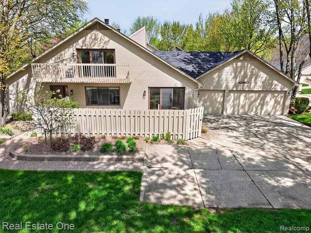 42660 Elizabeth Place, Clinton Township, MI 48038