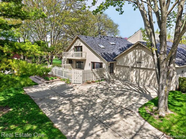 42660 Elizabeth Place, Clinton Township, MI 48038