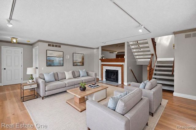 42660 Elizabeth Place, Clinton Township, MI 48038