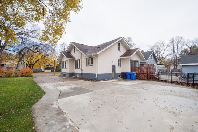 1112 University Drive S, Fargo, ND 58103