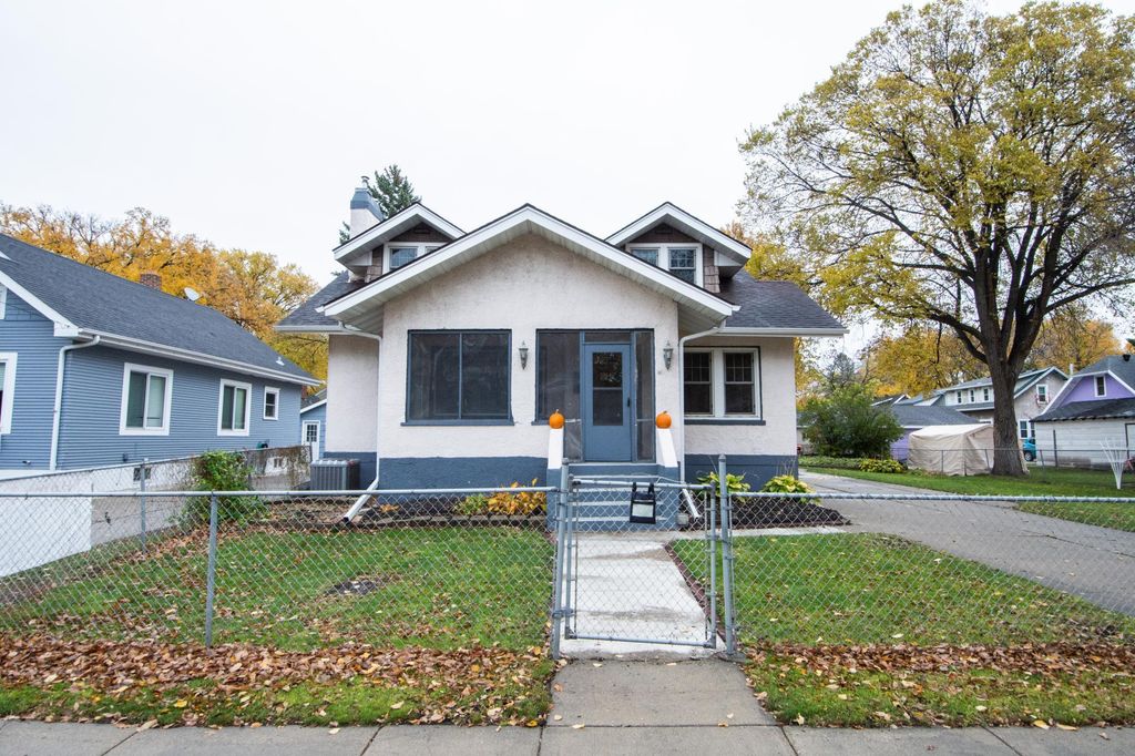 1112 University Drive S, Fargo, ND 58103