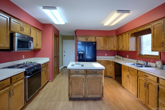 10 Berlanga Circle, Hot Springs Village, AR 71909