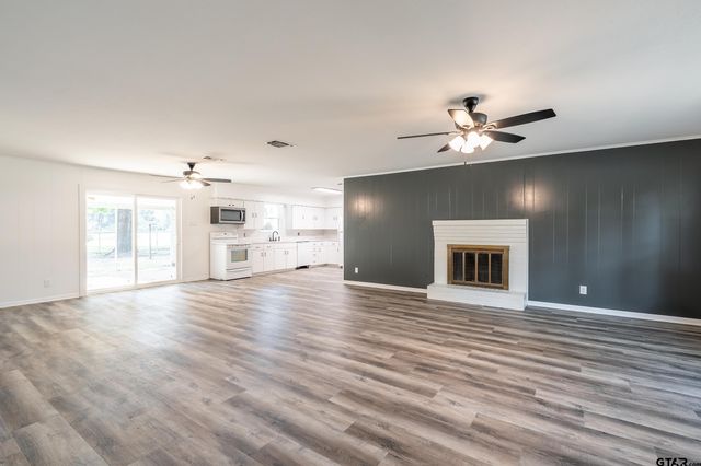 2201 Kings Rd, Jacksonville, TX 75766