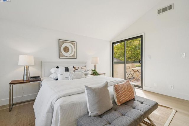 101 Carob Ln, Alameda, CA 94502