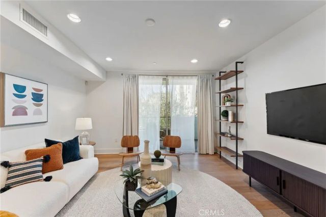 118 N Kings Rd 201, Los Angeles, CA 90048
