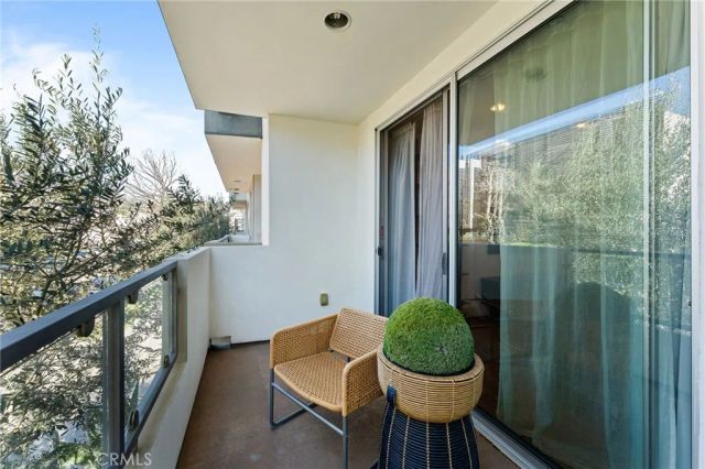 118 N Kings Rd 201, Los Angeles, CA 90048