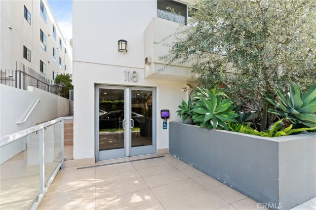 118 N Kings Rd 201, Los Angeles, CA 90048