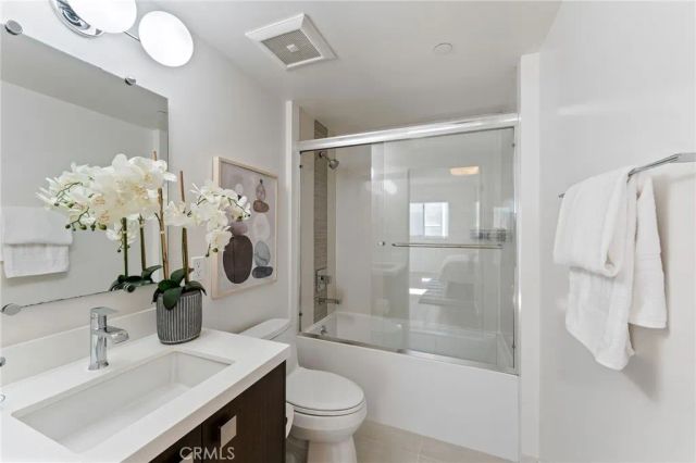 118 N Kings Rd 201, Los Angeles, CA 90048