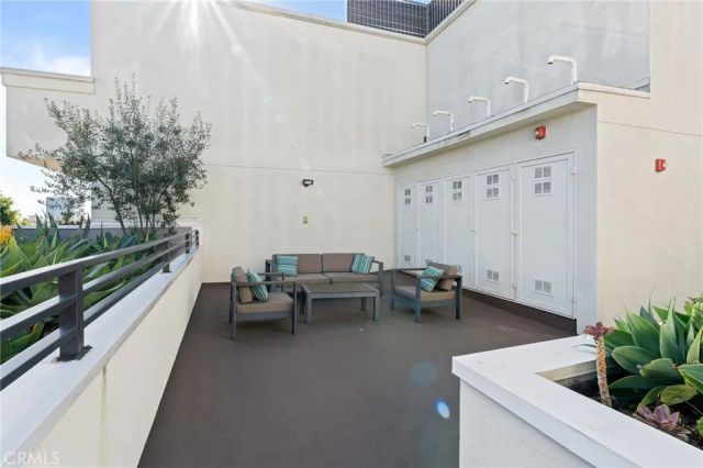 118 N Kings Rd 201, Los Angeles, CA 90048