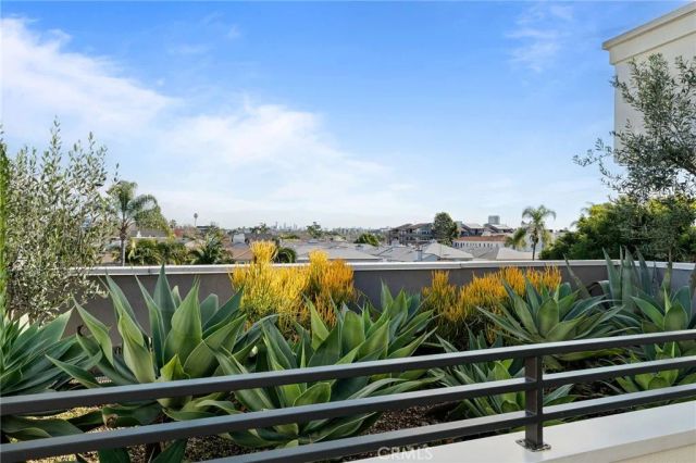 118 N Kings Rd 201, Los Angeles, CA 90048