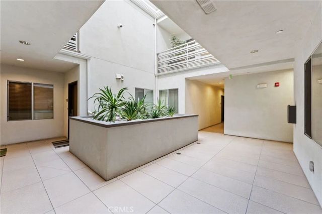118 N Kings Rd 201, Los Angeles, CA 90048