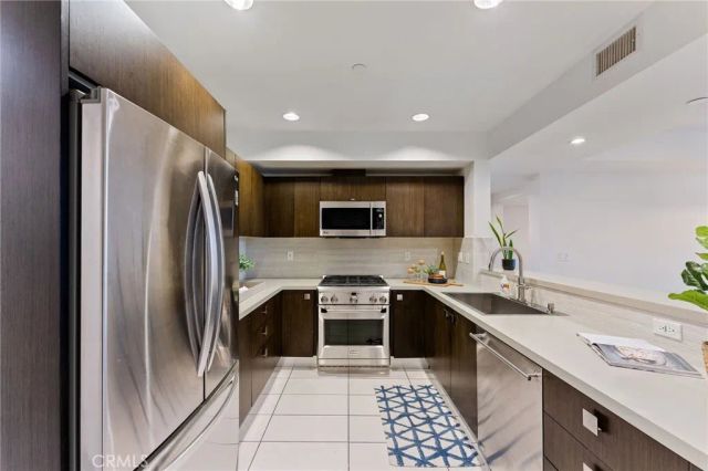 118 N Kings Rd 201, Los Angeles, CA 90048
