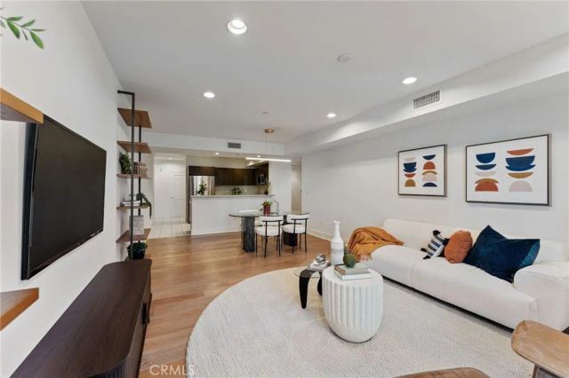 118 N Kings Rd 201, Los Angeles, CA 90048
