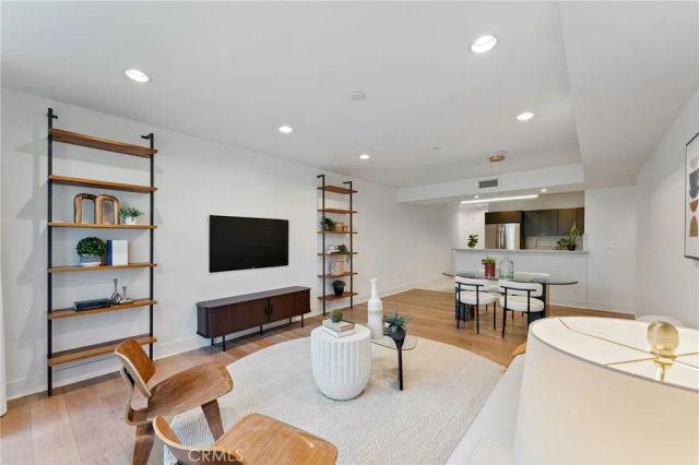 118 N Kings Rd 201, Los Angeles, CA 90048