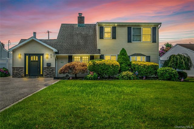 93 Duckpond Drive N, Wantagh, NY 11793