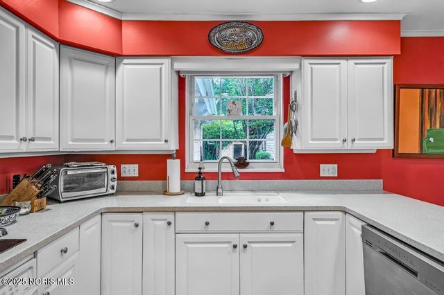 4132 Sheraton Road, Ottawa Hills, OH 43606