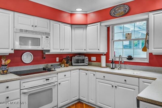 4132 Sheraton Road, Ottawa Hills, OH 43606