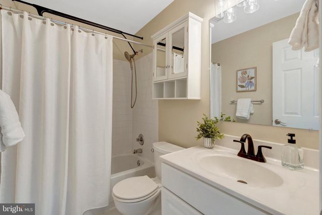 13621 Garfield Pl Apt 302, Woodbridge, VA 22191