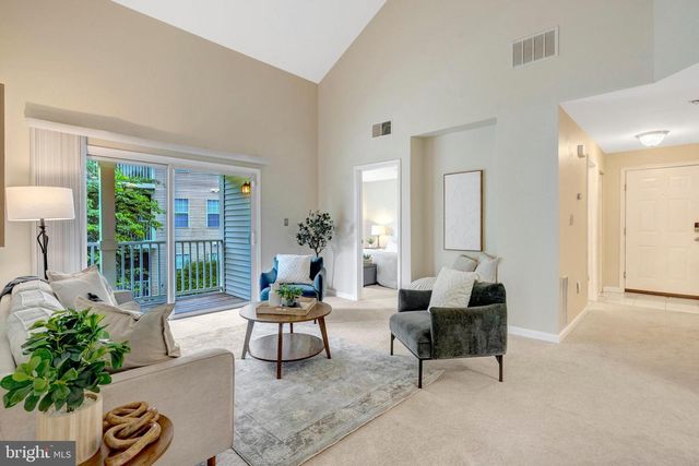 13621 Garfield Pl Apt 302, Woodbridge, VA 22191