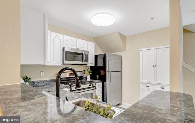 13621 Garfield Pl Apt 302, Woodbridge, VA 22191