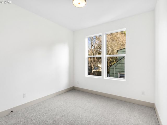 1247 Sw Hume Ct, Portland, OR 97219