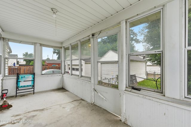 1125 Berry Blvd, Louisville, KY 40215