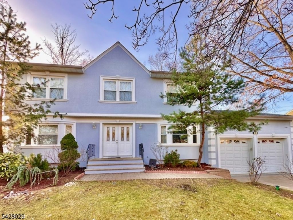 8 Constitution Ct, East Brunswick Twp., NJ 08816