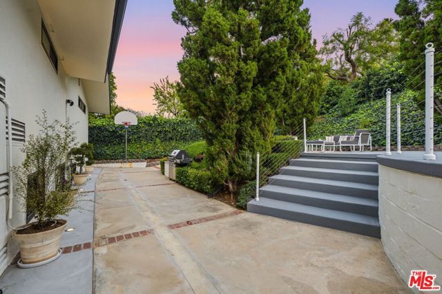 3465 Valley Meadow Road, Sherman Oaks, CA 91403