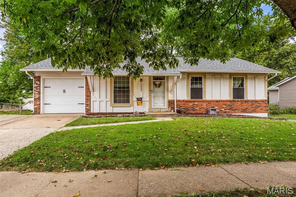 2427 Pheasant Run Drive, Maryland Heights, MO 63043