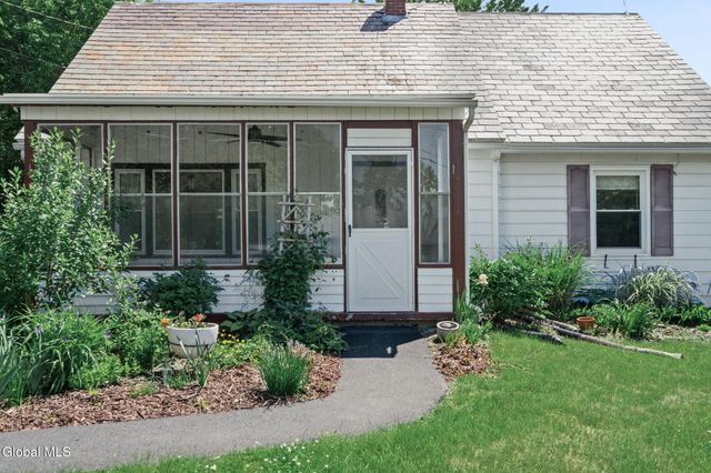 4 W Avenue B, North Greenbush, NY 12144