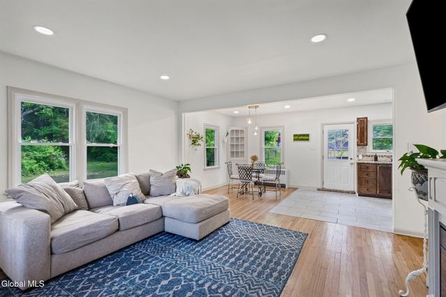4 W Avenue B, North Greenbush, NY 12144