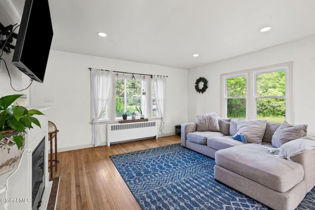 4 W Avenue B, North Greenbush, NY 12144