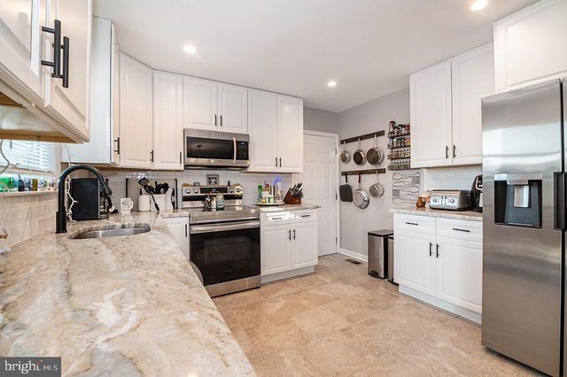 915 MULLEN AVE, Gibbstown, NJ 08027
