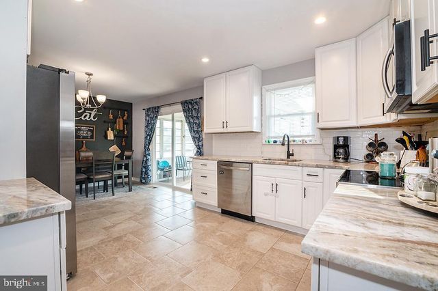 915 MULLEN AVE, Gibbstown, NJ 08027