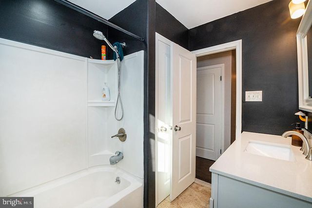 915 MULLEN AVE, Gibbstown, NJ 08027