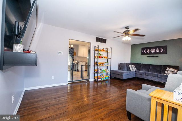 915 MULLEN AVE, Gibbstown, NJ 08027