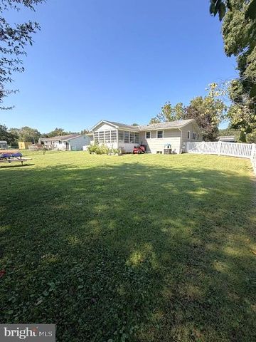 915 MULLEN AVE, Gibbstown, NJ 08027