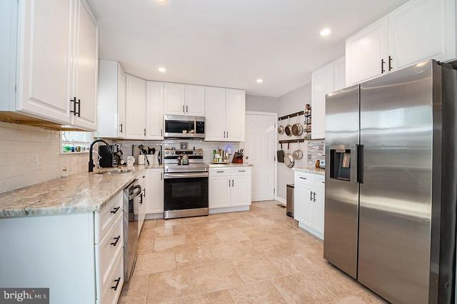 915 MULLEN AVE, Gibbstown, NJ 08027