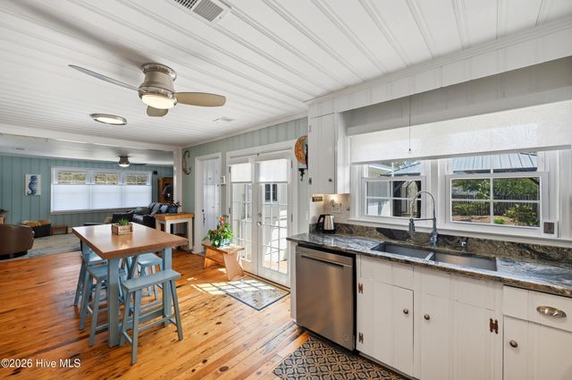 102 S Fodale Avenue, Southport, NC 28461