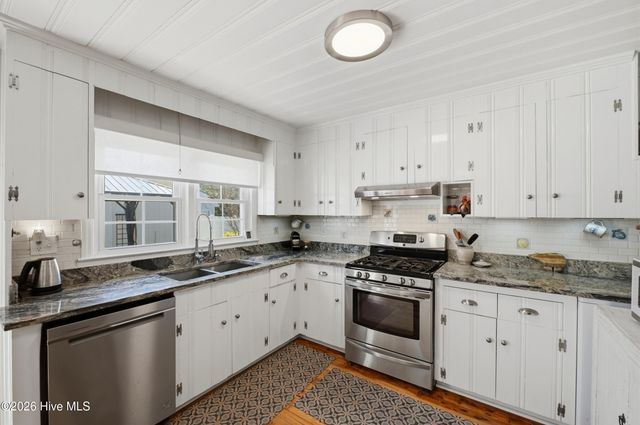 102 S Fodale Avenue, Southport, NC 28461