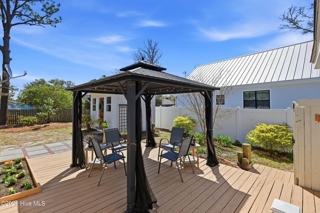102 S Fodale Avenue, Southport, NC 28461