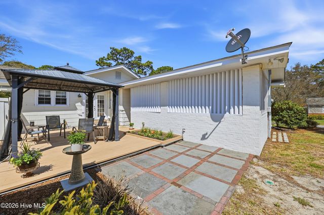 102 S Fodale Avenue, Southport, NC 28461