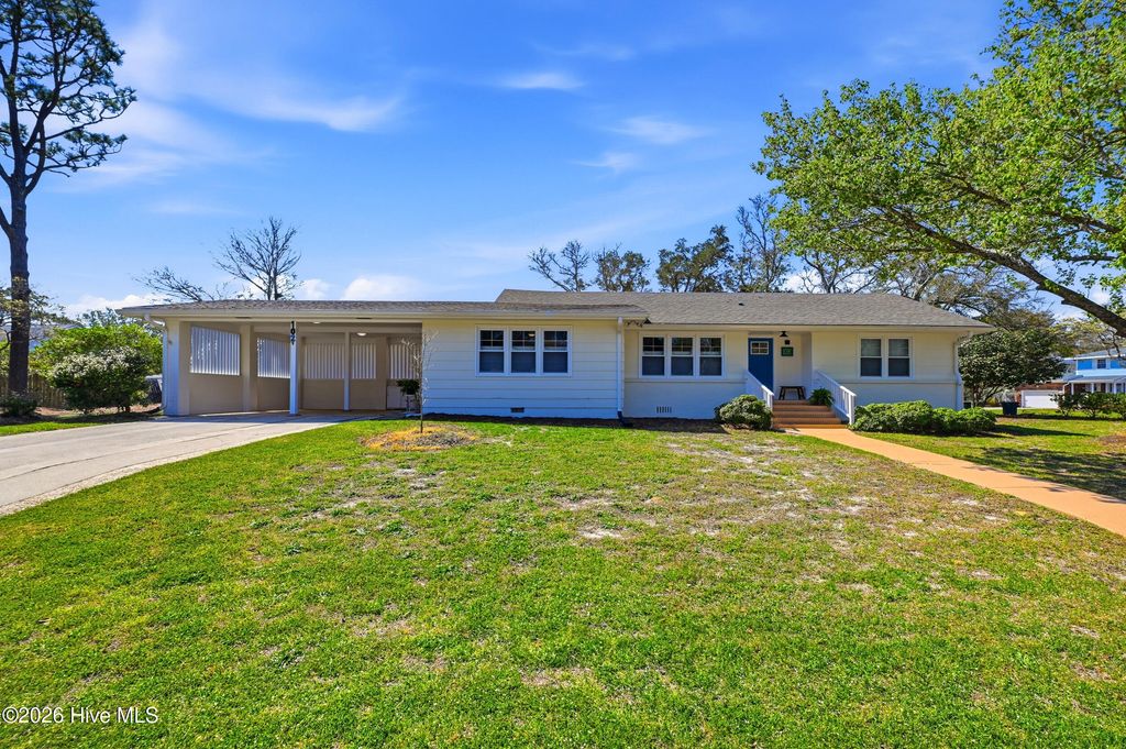 102 S Fodale Avenue, Southport, NC 28461