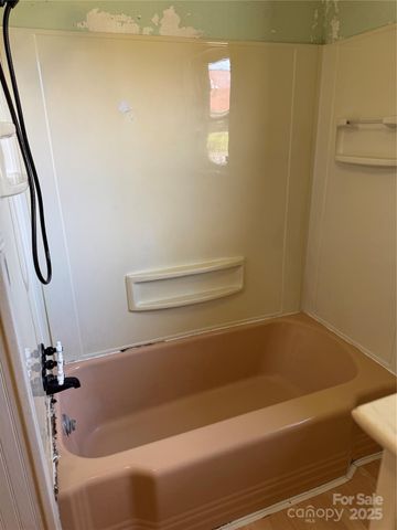 1239 8th Street NE, Hickory, NC 28601